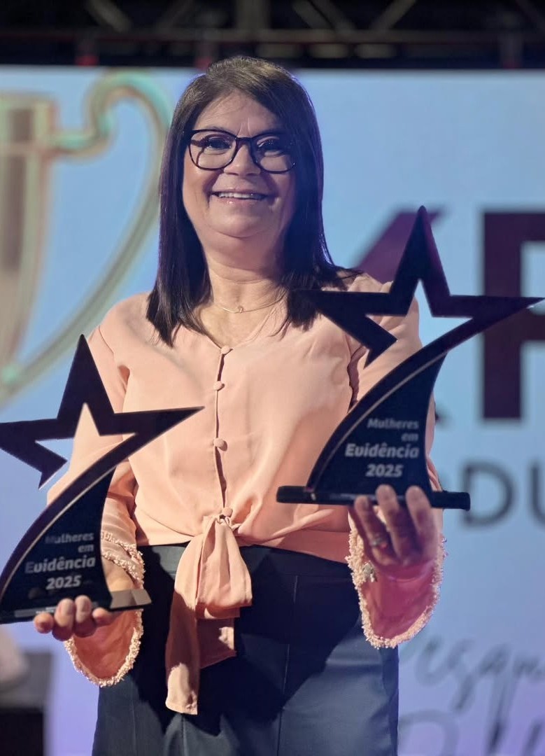 Nadia recebendo prêmio Mulheres em Evidência