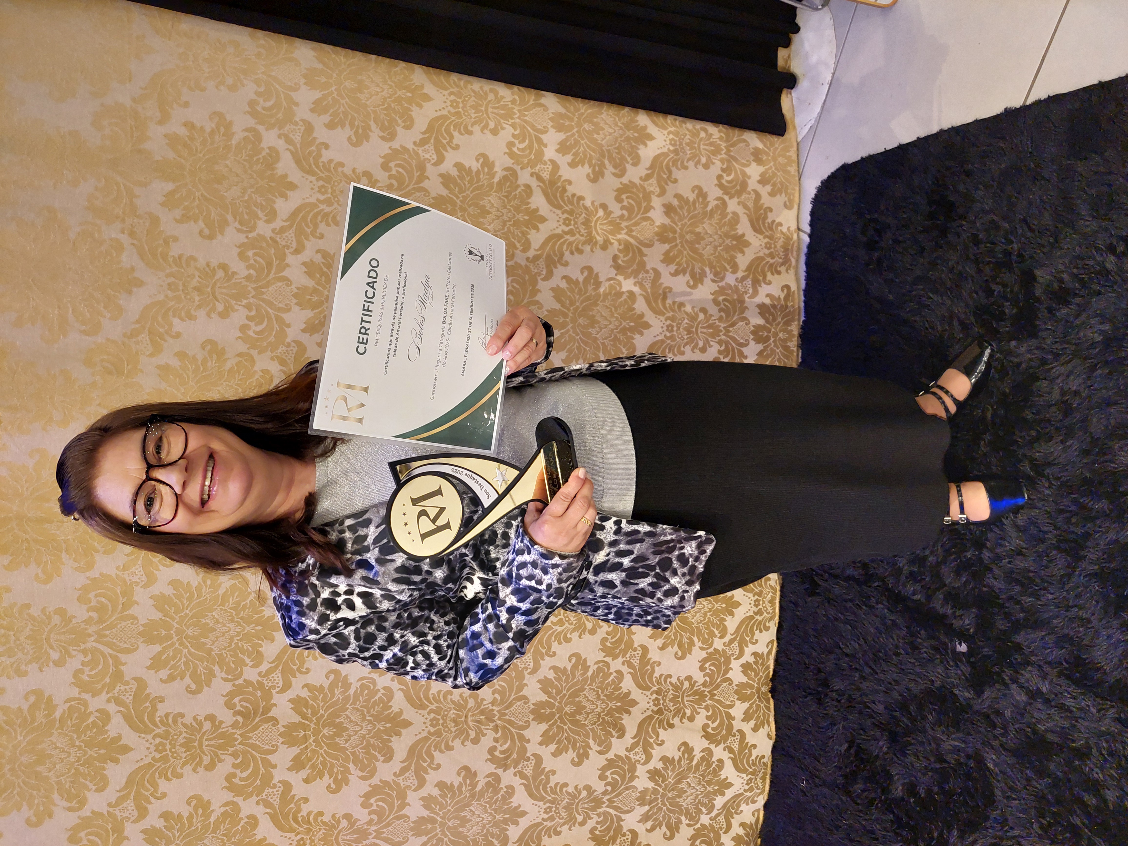Nadia com certificado RM Pesquisas